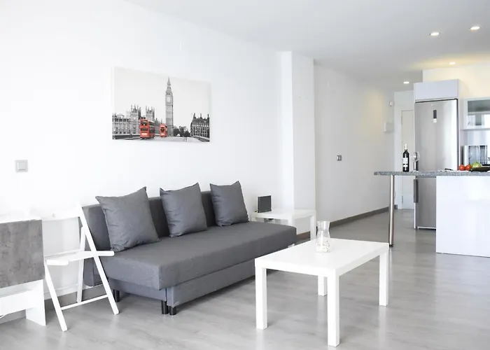 Luminoso Estudio En Castillo Santa Clara