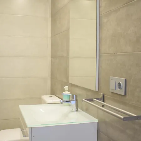 Luminoso Estudio En Castillo Santa Clara