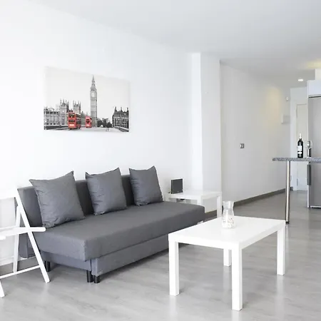 Luminoso Estudio En Castillo Santa Clara